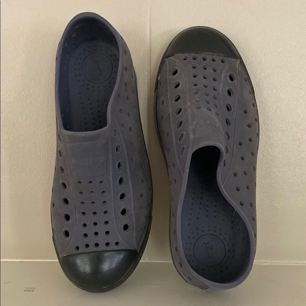 Native Kids Charcoal and Black Slip-On Sneakers Jefferson C13